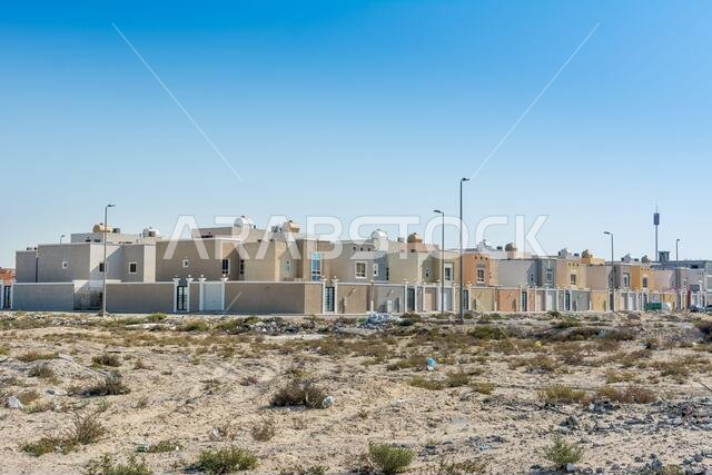 منطقة سكنية شائعة مبنية فوق الصحراء بالقرب من منتزه الكورنيش في الدمام، المملكة العربية السعودية