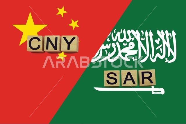 رموز عملات الصين والمملكة العربية السعودية على خلفية أعلام الدولتين. مفهوم التحويلات المالية الدولية