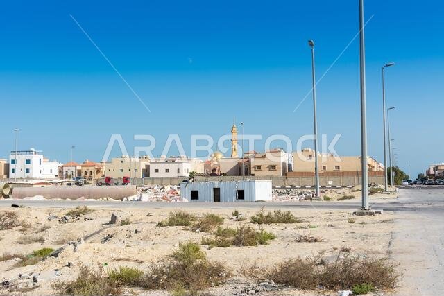 منطقة سكنية شائعة مبنية فوق الصحراء بالقرب من منتزه الكورنيش في الدمام، المملكة العربية السعودية