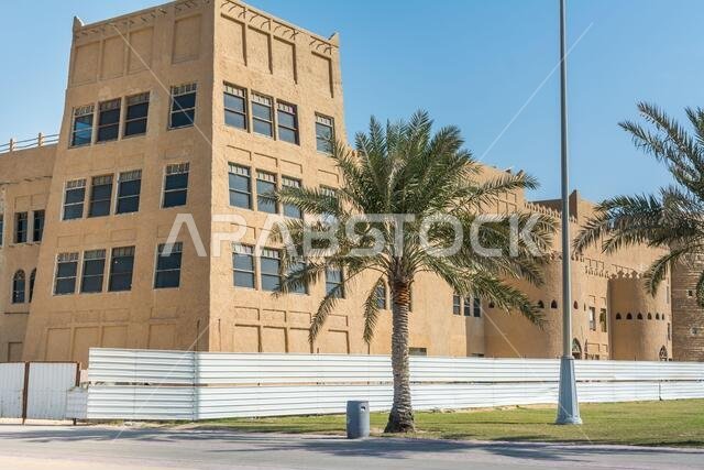 مبنى قلعة من الطين في حديقة الكورنيش بالدمام، المملكة العربية السعودية