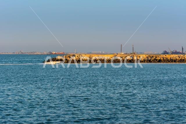 سد حجري تحت ضوء الشفق على بحر الدمام، المملكة العربية السعودية سد حجري تحت ضوء الشفق على بحر الدمام، المملكة العربية السعودية