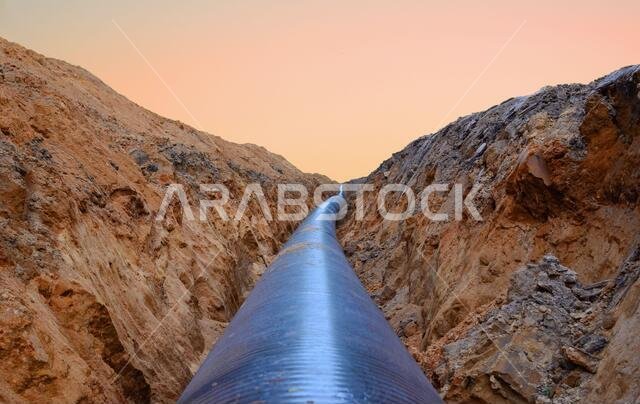 إنشاء خطوط أنابيب لنقل النفط والغاز الطبيعي والبترول وإنتاج النفط الخام. حفر خندق في الأرض لتركيب المعدات الصناعية.