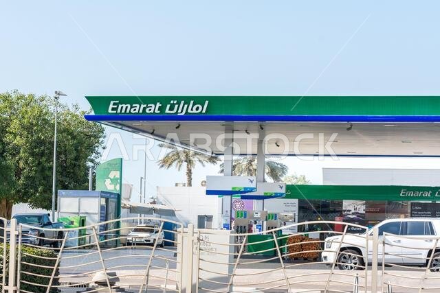 محطة وقود إمارات بالقرب من شاطئ جميرا في دبي، الإمارات العربية المتحدة.