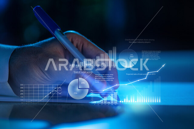 صوره مقربه ليد رجل عربي سعودي خليجي يقوم بتدوين بيانات إحصائيه, احصاءات وتحاليل, دراسة المشاريع, تخطيط مشروع جديد, حلول انتاجيه, أرقام وبيانات هولوجراميه ثلاثية الابعاد