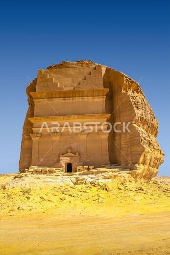 المقابر المنحوتة في الصخر في مدائن صالح، من زمن المملكة النبطية، موقع تراث عالمي لليونسكو بالقرب من العلا، المملكة العربية السعودية.