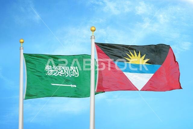 المملكة العربية السعودية وأنتيغوا وبربودا، علمان على ساريتين وسماء زرقاء ملبدة بالغيوم