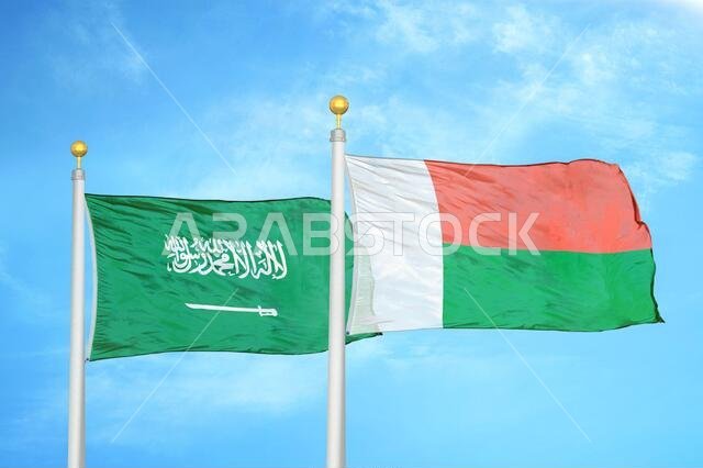 علمان للسعودية ومدغشقر على ساريتين وسماء زرقاء ملبدة بالغيوم