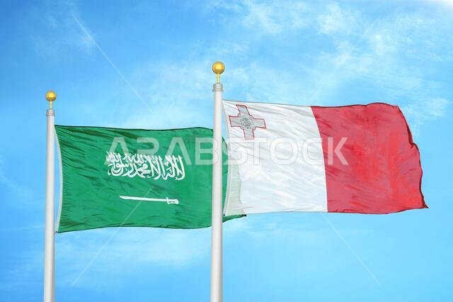 السعودية ومالطا، علمان على سارية علم، وسماء زرقاء ملبدة بالغيوم