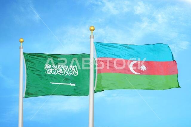 السعودية وأذربيجان، علمان على سارية علم، وسماء زرقاء ملبدة بالغيوم