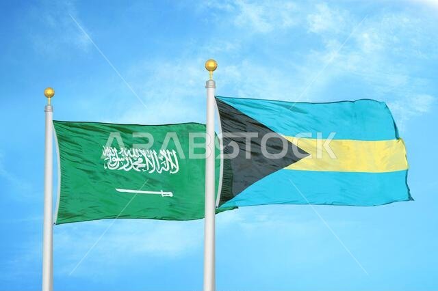 المملكة العربية السعودية وجزر البهاما، علمان على ساريتين وسماء زرقاء ملبدة بالغيوم