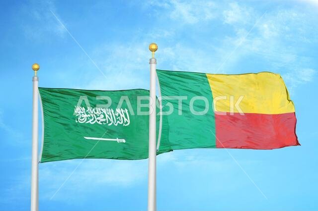 المملكة العربية السعودية وبنين، علمان على سارية علم وسماء زرقاء ملبدة بالغيوم