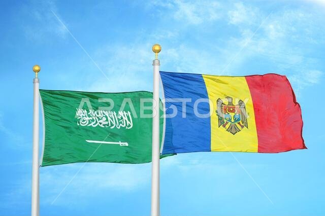 المملكة العربية السعودية ومولدوفا، علمان على سارية علم، وسماء زرقاء ملبدة بالغيوم