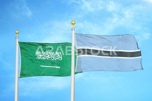 المملكة العربية السعودية وبوتسوانا، علمان على سارية علم وسماء زرقاء ملبدة بالغيوم