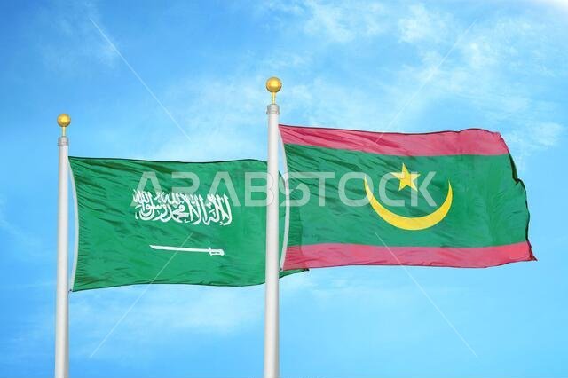 المملكة العربية السعودية وموريتانيا، علمان على سارية علم، وسماء زرقاء ملبدة بالغيوم المملكة العربية السعودية وموريتانيا، علمان على سارية علم، وسماء زرقاء ملبدة بالغيوم