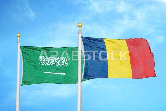السعودية وتشاد، علمان على سارية علم، وسماء زرقاء ملبدة بالغيوم