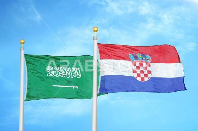 السعودية وكرواتيا، علمان على سارية علم، وسماء زرقاء ملبدة بالغيوم