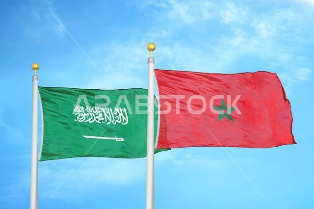السعودية والمغرب، علمان على سارية علم، وسماء زرقاء ملبدة بالغيوم السعودية والمغرب، علمان على سارية علم، وسماء زرقاء ملبدة بالغيوم