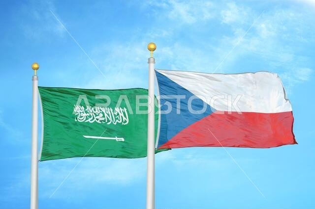 المملكة العربية السعودية وجمهورية التشيك، علمان على سارية علم وسماء زرقاء ملبدة بالغيوم