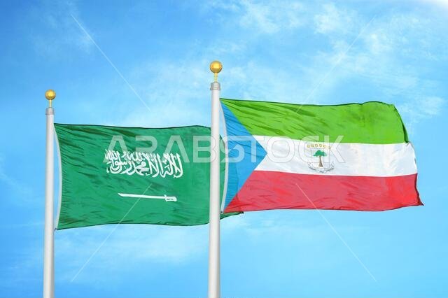 المملكة العربية السعودية وغينيا الاستوائية، علمان على ساريتين وسماء زرقاء ملبدة بالغيوم