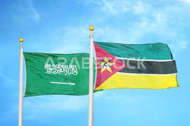 المملكة العربية السعودية وموزمبيق، علمان على سارية علم، وسماء زرقاء ملبدة بالغيوم
