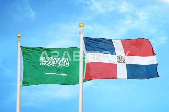 المملكة العربية السعودية وجمهورية الدومينيكان، علمان على ساريتين وسماء زرقاء ملبدة بالغيوم
