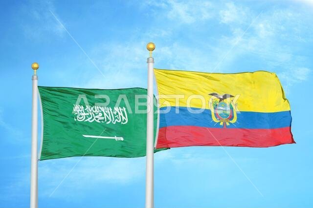 المملكة العربية السعودية والإكوادور، علمان على سارية علم، وسماء زرقاء ملبدة بالغيوم