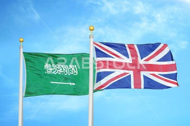 المملكة العربية السعودية والمملكة المتحدة، علمان على سارية علم وسماء زرقاء ملبدة بالغيوم