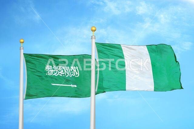المملكة العربية السعودية ونيجيريا، علمان على سارية علم، وسماء زرقاء ملبدة بالغيوم