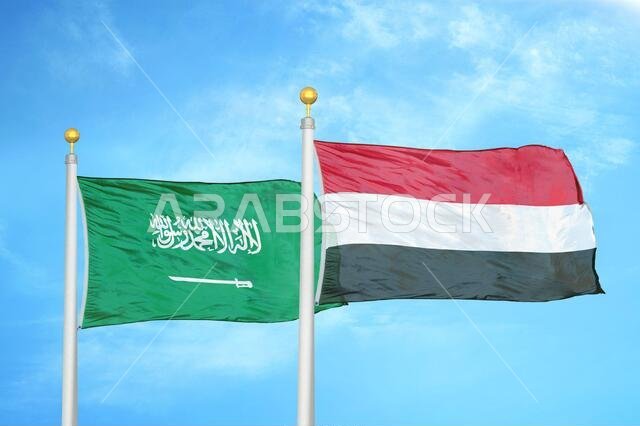 السعودية واليمن، علمان على ساريتين وسماء زرقاء ملبدة بالغيوم