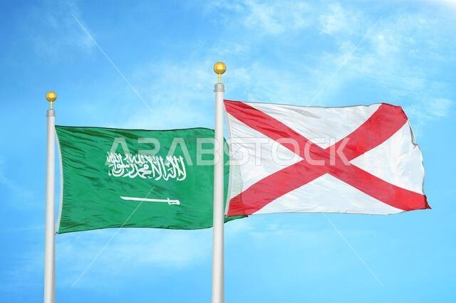 المملكة العربية السعودية وأيرلندا الشمالية، علمان على ساريتين وسماء زرقاء ملبدة بالغيوم
