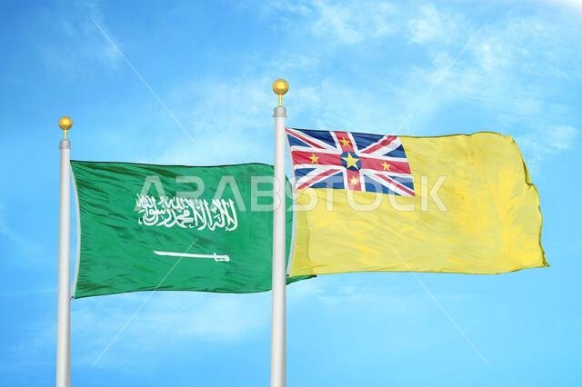 المملكة العربية السعودية ونيوي، علمان على ساريتين وسماء زرقاء ملبدة بالغيوم