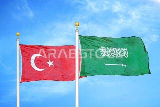 تركيا والمملكة العربية السعودية، علمان على سارية علم وسماء زرقاء ملبدة بالغيوم