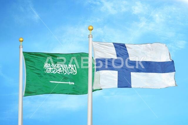 المملكة العربية السعودية وفنلندا، علمان على ساريتين وسماء زرقاء ملبدة بالغيوم