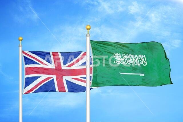 المملكة المتحدة والمملكة العربية السعودية، علمان على سارية علم، وسماء زرقاء ملبدة بالغيوم