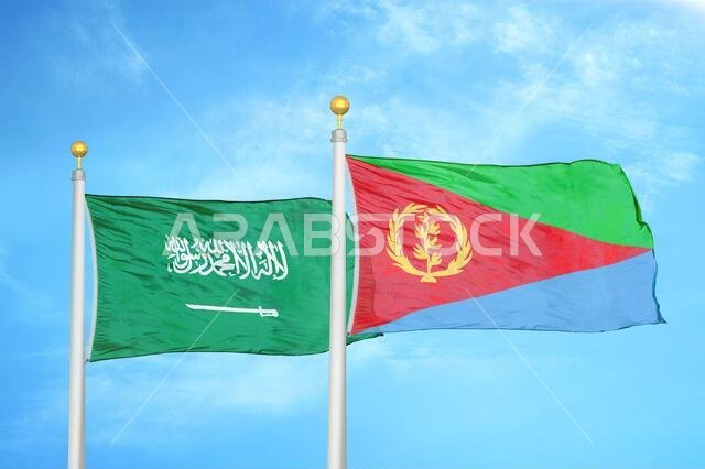 المملكة العربية السعودية وإريتريا، علمان على سارية علم، وسماء زرقاء ملبدة بالغيوم