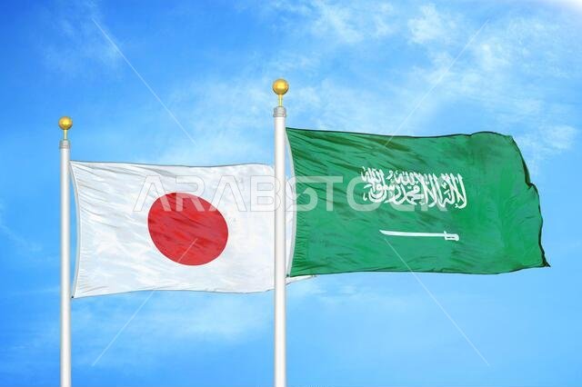 اليابان والمملكة العربية السعودية، علمان على سارية علم وسماء زرقاء ملبدة بالغيوم