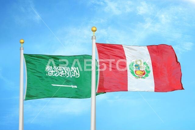 المملكة العربية السعودية وبيرو، علمان على ساريتين وسماء زرقاء ملبدة بالغيوم