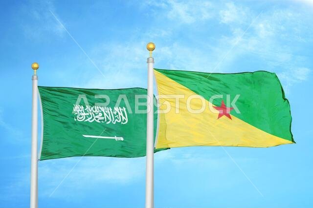 المملكة العربية السعودية وغويانا الفرنسية، علمان على ساريتين وسماء زرقاء ملبدة بالغيوم