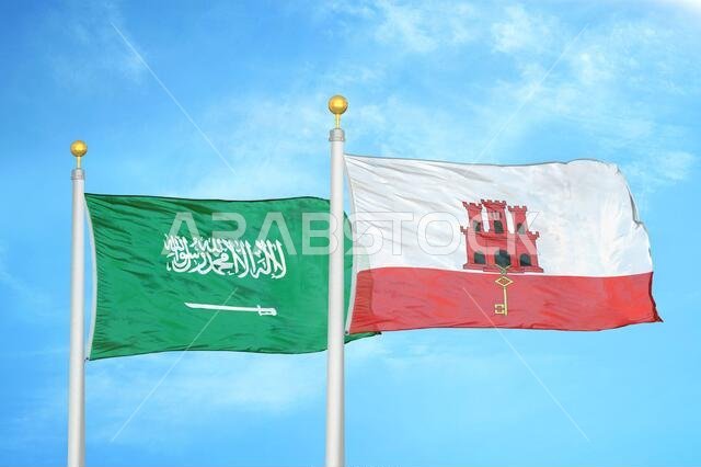 المملكة العربية السعودية وجبل طارق، علمان على سارية علم وسماء زرقاء ملبدة بالغيوم
