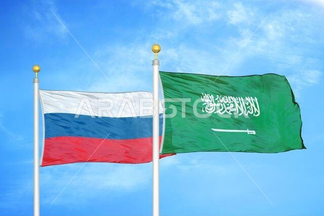 روسيا والسعودية، علمان على سارية علم وسماء زرقاء ملبدة بالغيوم