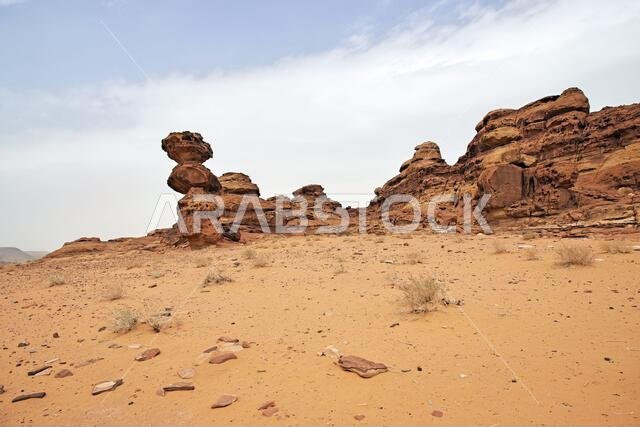 صخور فنية في الصحراء بالقرب من العلا، المملكة العربية السعودية