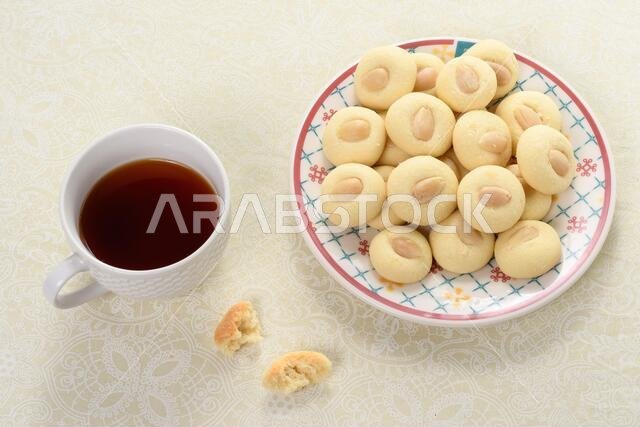 بسكويت غريبي العربي مع كوب من الشاي بجانبه