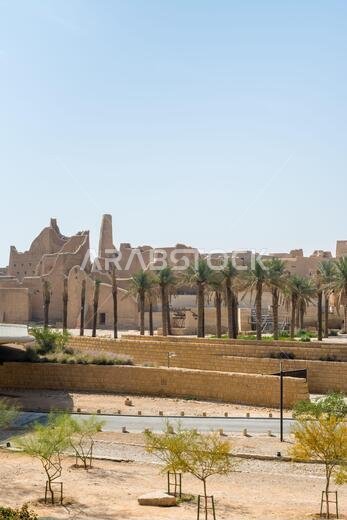 أشجار النخيل وآثار الدرعية، المعروفة أيضًا باسم الدرعية والدرعية، وهي بلدة في الرياض بالمملكة العربية السعودية، كانت الموطن الأصلي للعائلة المالكة السعودية، و