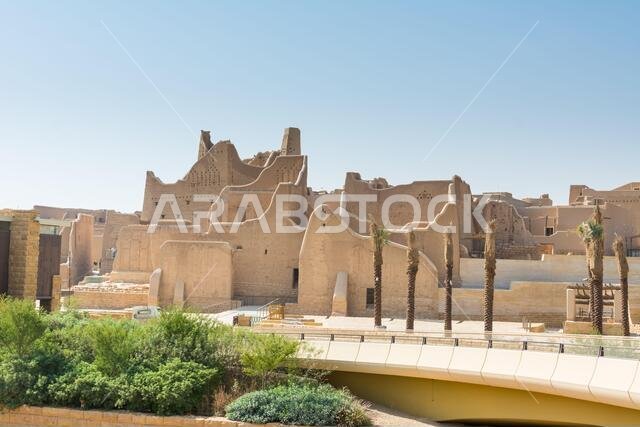أشجار النخيل وآثار الدرعية، المعروفة أيضًا باسم الدرعية والدرعية، وهي بلدة في الرياض بالمملكة العربية السعودية، كانت الموطن الأصلي للعائلة المالكة السعودية، و