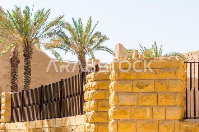 أشجار النخيل والمباني في الدرعية، التي تُعرف أيضًا باسم الدرعية والدرعية، وهي بلدة في الرياض بالمملكة العربية السعودية، كانت الموطن الأصلي للعائلة المالكة السعودية.