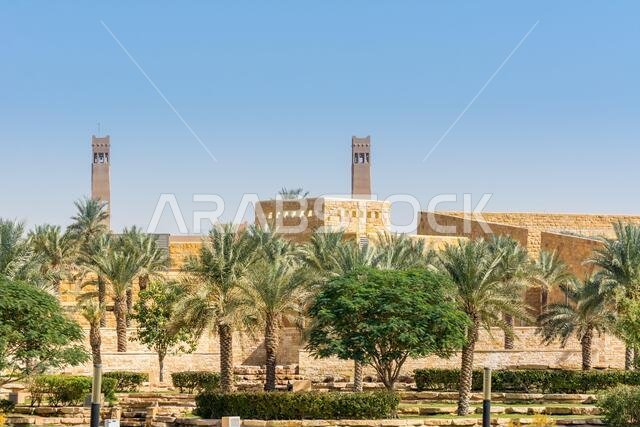 أشجار النخيل الخضراء تنمو في الحديقة الواقعة في أطلال الدرعية، المعروفة أيضاً باسم الدرعية والدرعية، وهي مدينة قديمة في الرياض، المملكة العربية السعودية