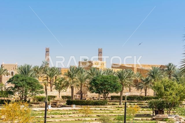 أشجار النخيل الخضراء تنمو في الحديقة الواقعة في أطلال الدرعية، المعروفة أيضاً باسم الدرعية والدرعية، وهي مدينة قديمة في الرياض، المملكة العربية السعودية أشجار النخيل الخضراء تنمو في الحديقة الواقعة في أطلال الدرعية، المعروفة أيضاً باسم الدرعية والدرعية، وهي مدينة قديمة في الرياض، المملكة العربية السعودية