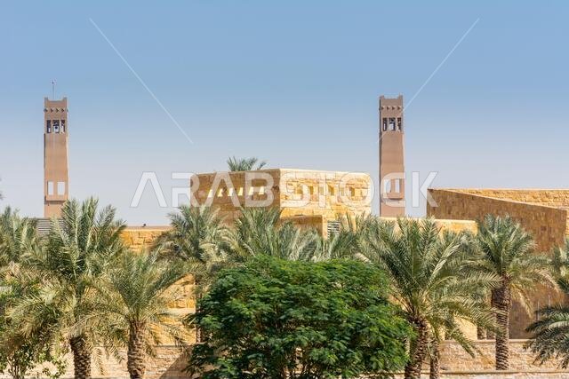 أشجار النخيل والمباني في الدرعية، التي تُعرف أيضًا باسم الدرعية والدرعية، وهي بلدة في الرياض بالمملكة العربية السعودية، كانت الموطن الأصلي للعائلة المالكة السعودية.