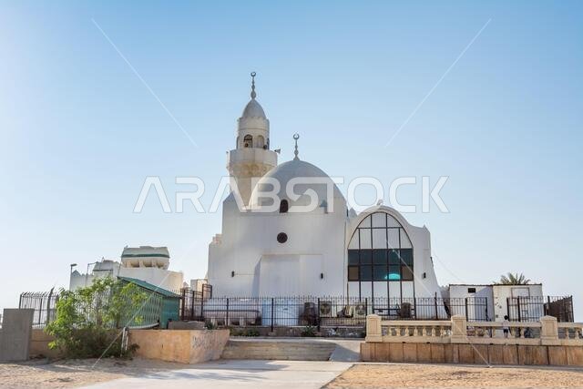 مسجد الرحمة الأبيض يقع على كورنيش جدة، وهو منطقة ساحلية بطول 30 كيلومتراً في مدينة جدة، تضم طريقاً ساحلياً ومناطق ترفيهية وأجنحة ومرافق مدنية.