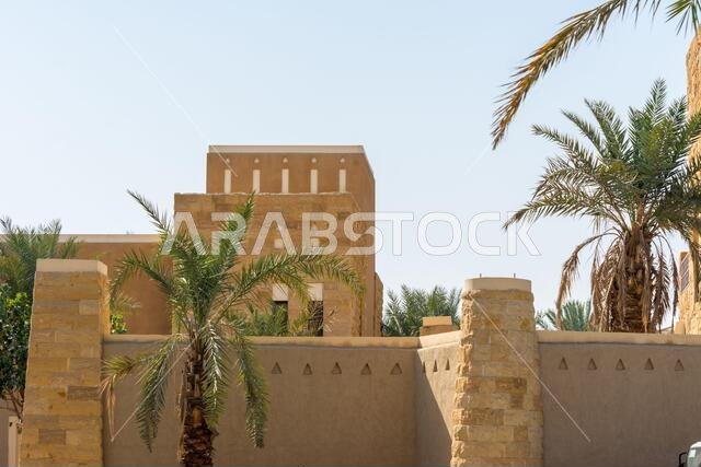 أشجار النخيل الخضراء تنمو في الحديقة الواقعة في أطلال الدرعية، المعروفة أيضاً باسم الدرعية والدرعية، وهي مدينة قديمة في الرياض، المملكة العربية السعودية